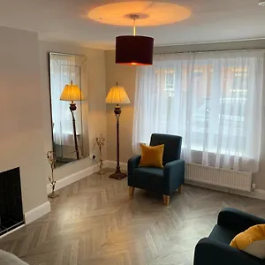  Holiday home Break Plush Pad, Walking Distance To Centre